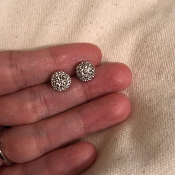 💎 1/10 ct. t.w. Double Halo Diamond Earrings Set in Sterling Silver - Picture 4 of 14